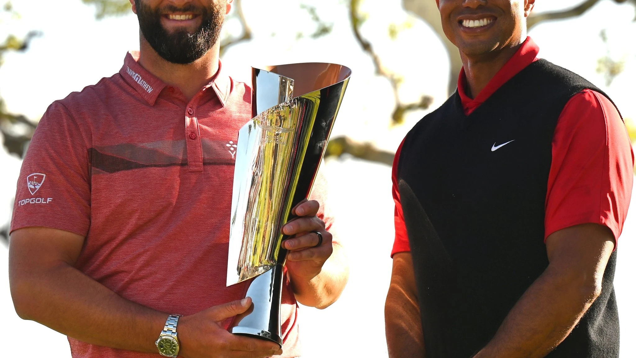 Rahm posa con el título junto a Tiger 