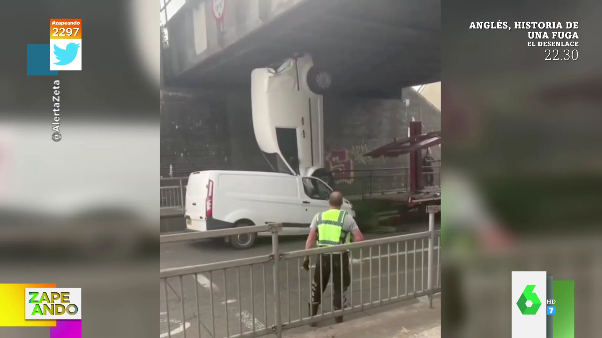 La liada viral de una grúa: este es el momento en el que una furgoneta se queda enganchada contra el puente 