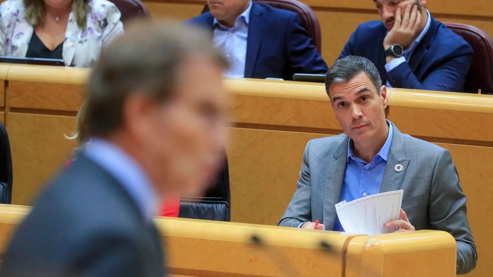 El presidente del Gobierno, Pedro Sánchez, escucha la intervención del líder del PP, Alberto Núñez Feijóo (i), en una imagen de archivo. 