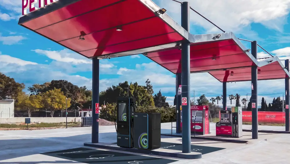 La mayor red de recarga ultrarrápida de España para coches eléctricos… estará en una gasolinera ‘low cost’