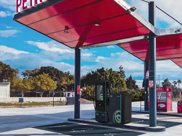 La mayor red de recarga ultrarrápida de España para coches eléctricos… estará en una gasolinera ‘low cost’ La mayor red de recarga ultrarrápida de España para coches eléctricos… estará en una gasolinera ‘low cost’