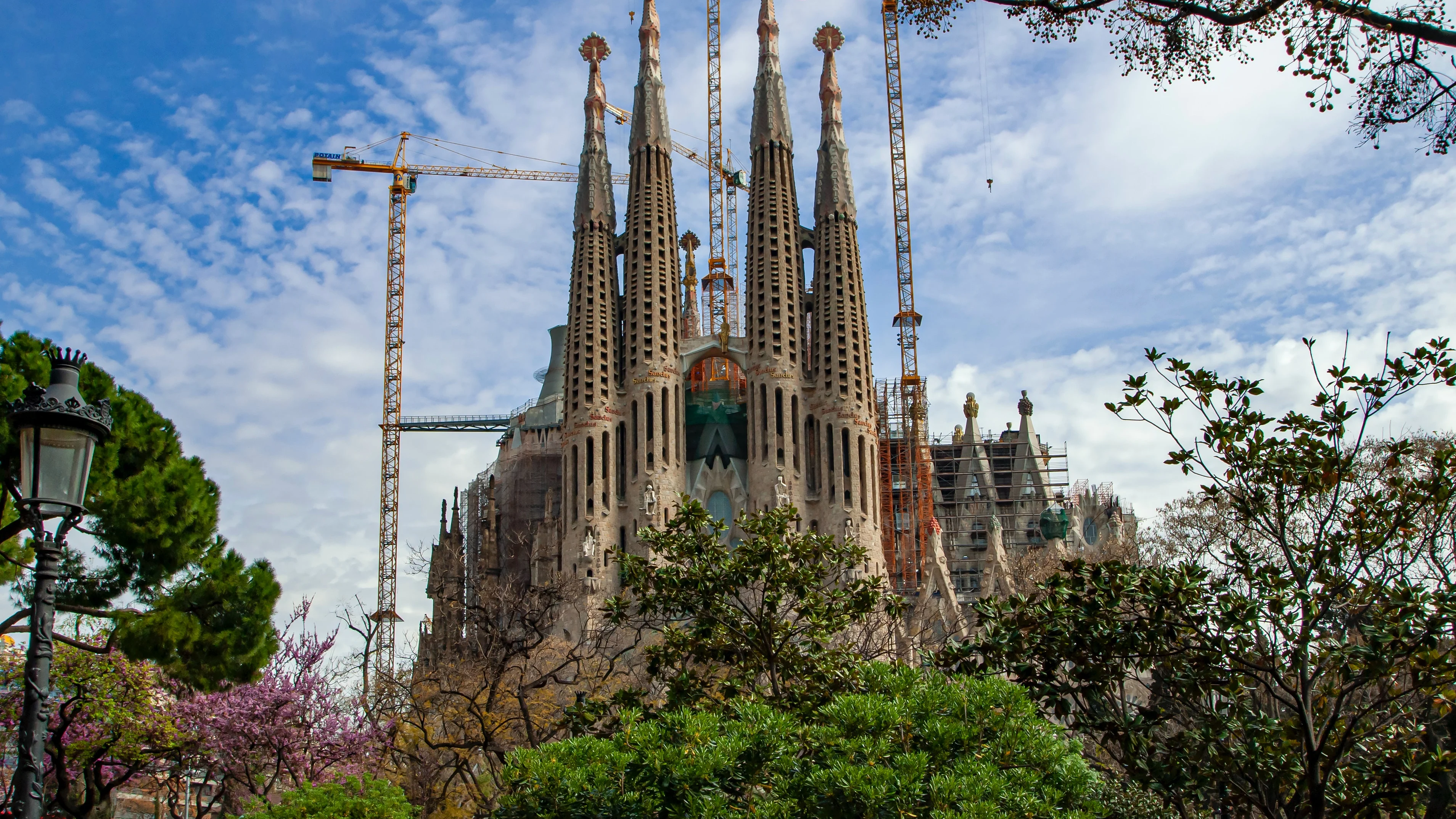 La Sagrada Familia de Barcelona La Sagrada Familia de Barcelona
