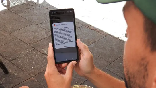 imagen de archivo. Un joven revisa su móvil tras recibir una alerta de emergencia de prueba el pasado mes de noviembre. imagen de archivo. Un joven revisa su móvil tras recibir una alerta de emergencia de prueba el pasado mes de noviembre.