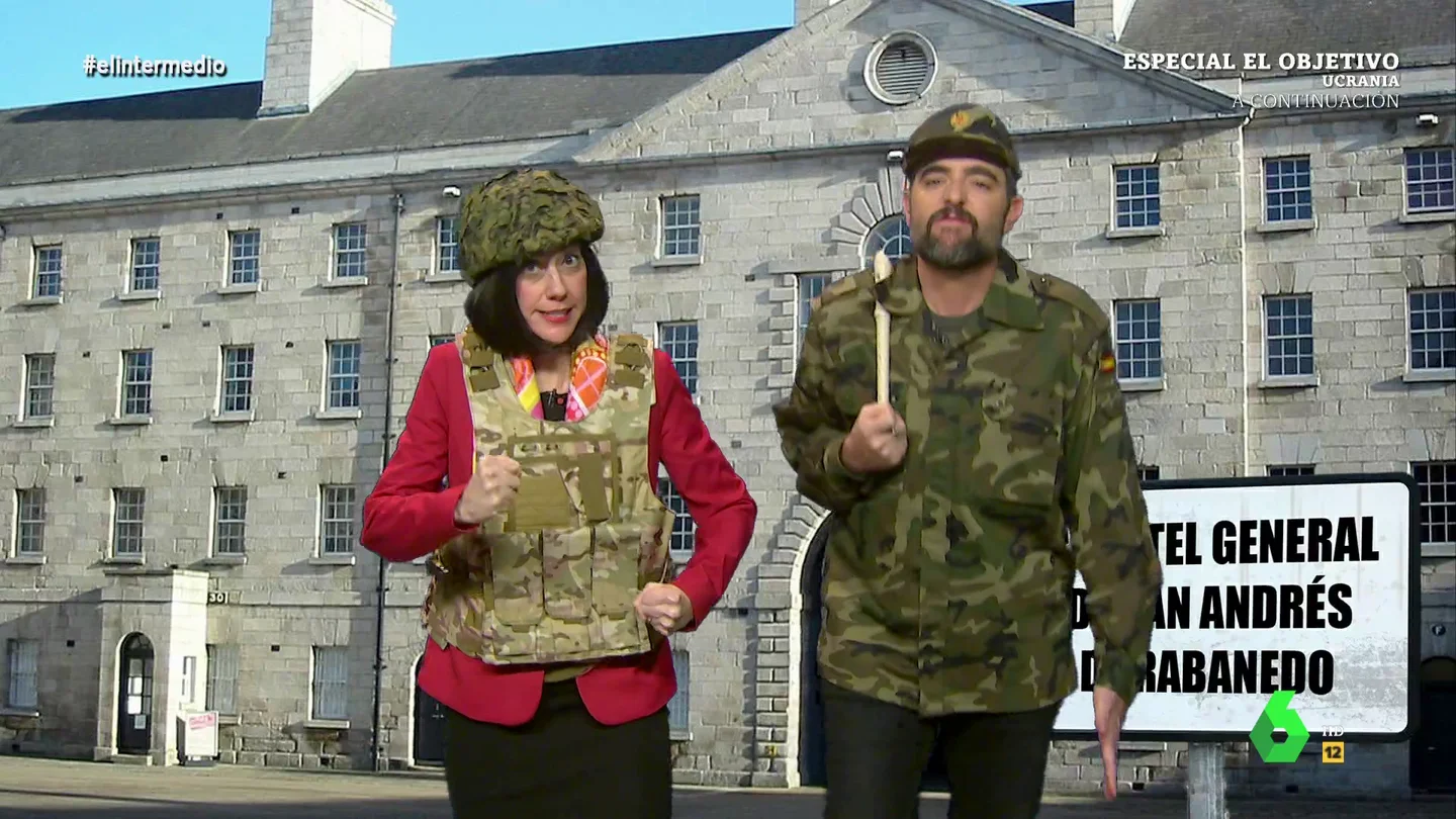'Robles' regaña a Dani Mateo en el ensayo del desfile para el recibimiento de Feijóo 'Robles' regaña a Dani Mateo en el ensayo del desfile para el recibimiento de Feijóo