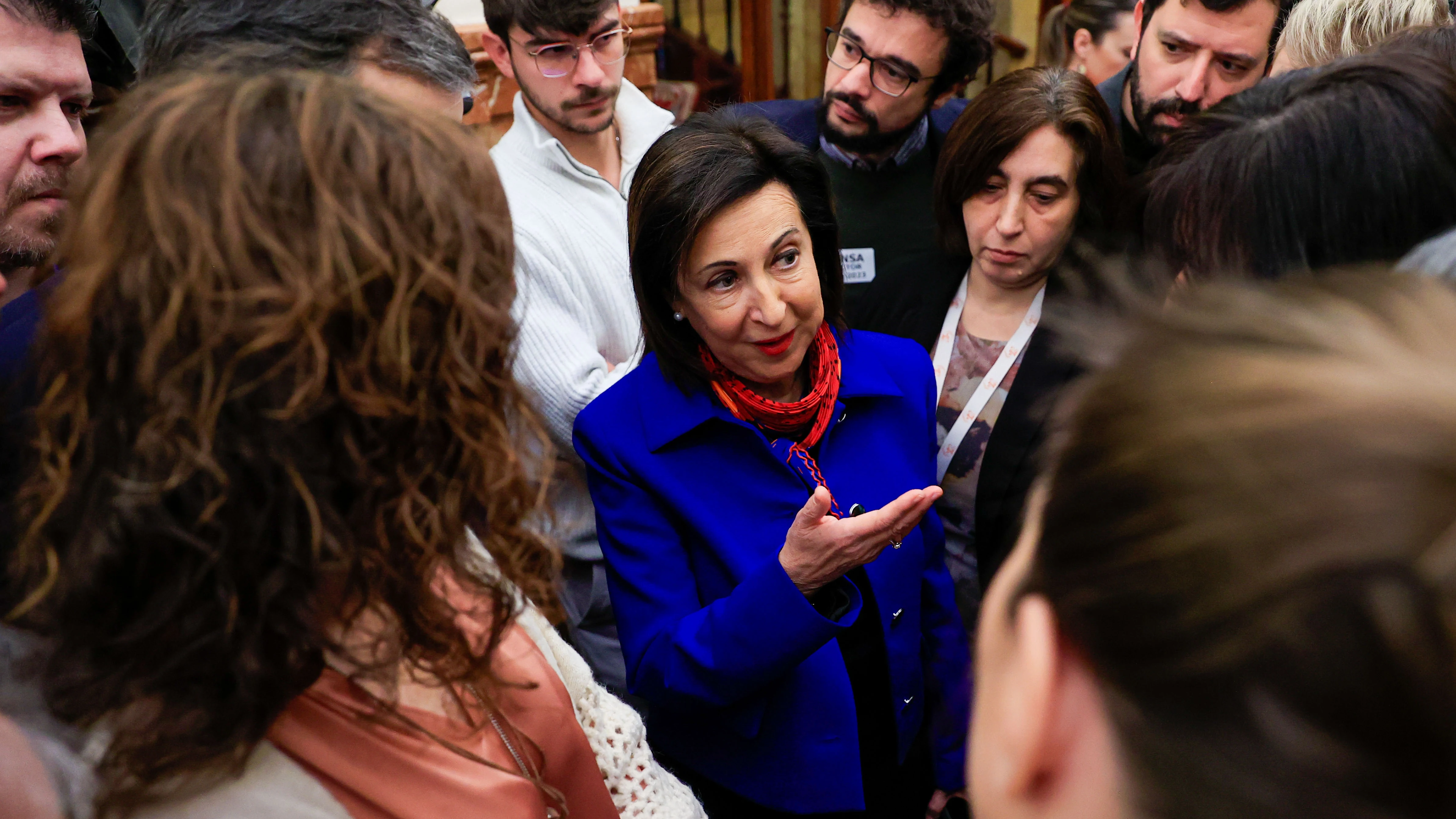 La ministra de Defensa, Margarita Robles, atiende a la prensa en los pasillos del Hemiciclo.