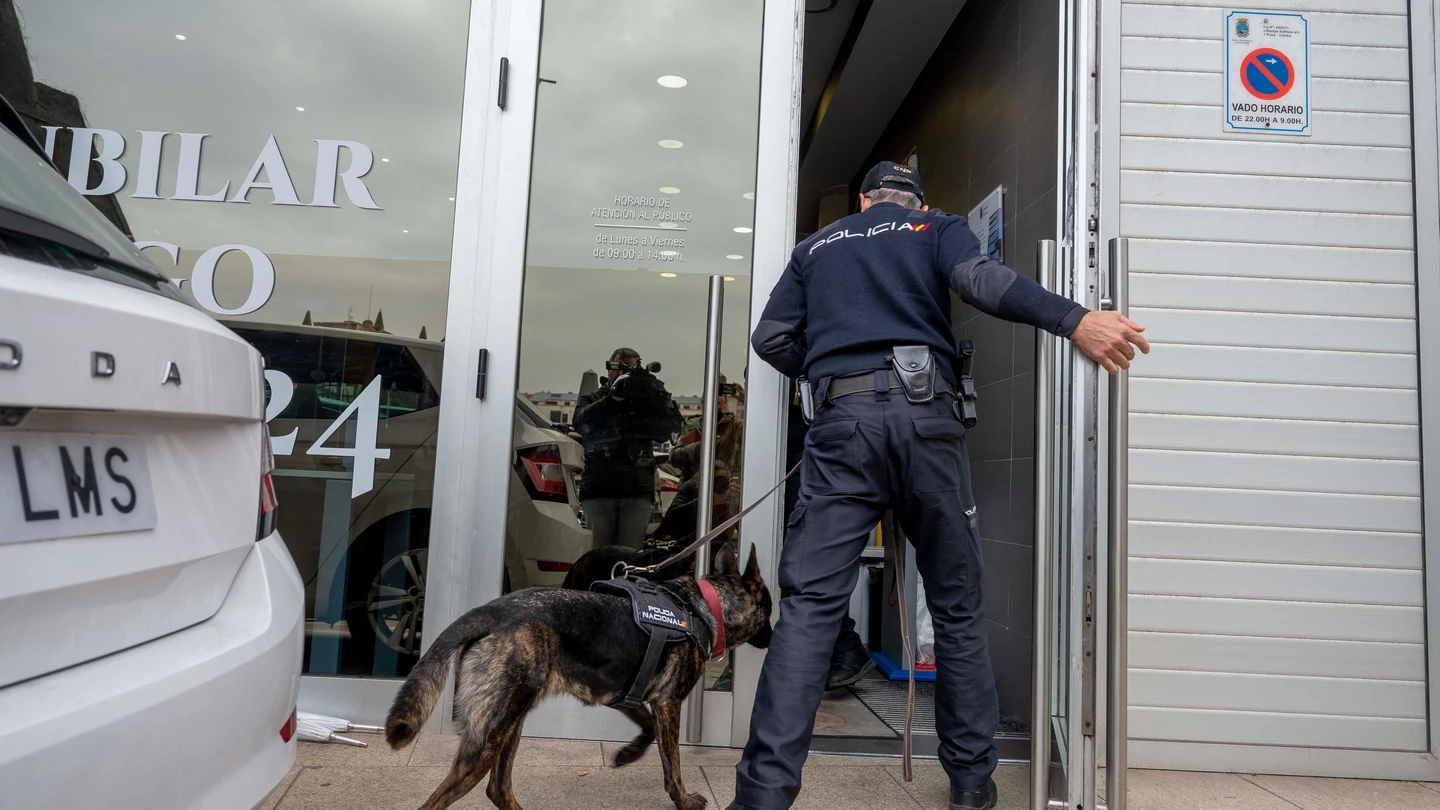 Un policía nacional accede a la sede de la Consejería de Obras Públicas, Ordenación del Territorio y Urbanismo cántabra Un policía nacional accede a la sede de la Consejería de Obras Públicas, Ordenación del Territorio y Urbanismo cántabra