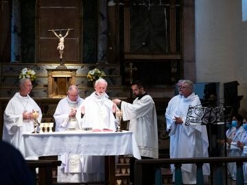 They investigate the shooting murder of the bishop of Los Angeles (USA): the husband of his housekeeper was arrested