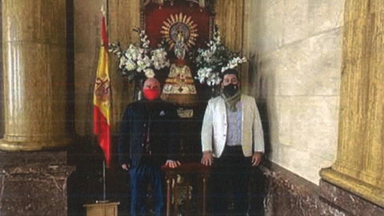 El mediador, Marco Antonio Navarro, con un empresario del queso en la capilla de la Comandancia de la Guardia Civil El mediador, Marco Antonio Navarro, con un empresario del queso en la capilla de la Comandancia de la Guardia Civil