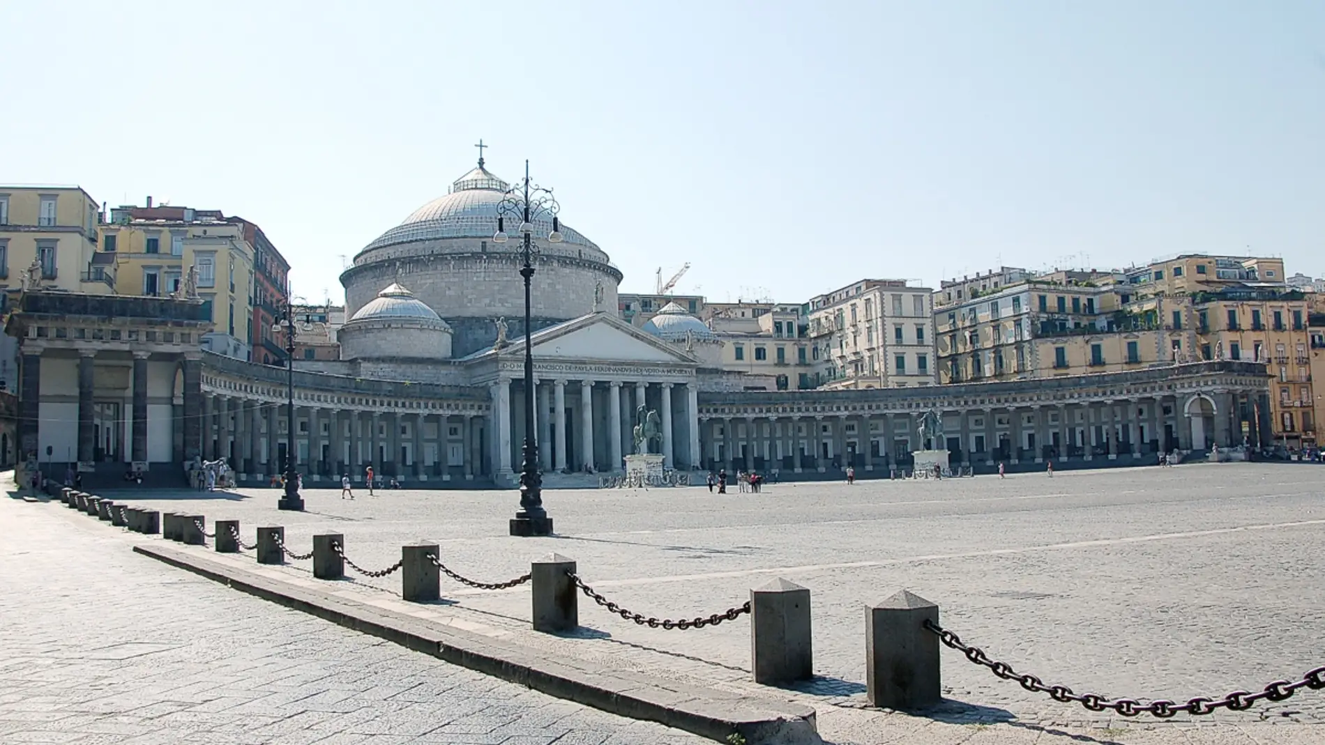 Plaza del Plebiscito de Nápoles: ¿Sabías que llegó a ser utilizada como aparcamiento público?
