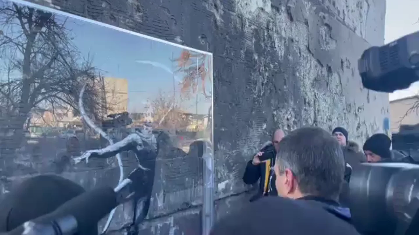 Sánchez admira la obra de Banksy en Irpin Sánchez admira la obra de Banksy en Irpin