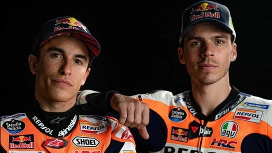 Marc Márquez y Joan Mir posan con los colores de Honda Marc Márquez y Joan Mir posan con los colores de Honda