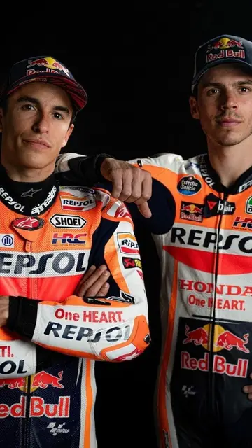 Marc Márquez y Joan Mir posan con los colores de Honda Marc Márquez y Joan Mir posan con los colores de Honda