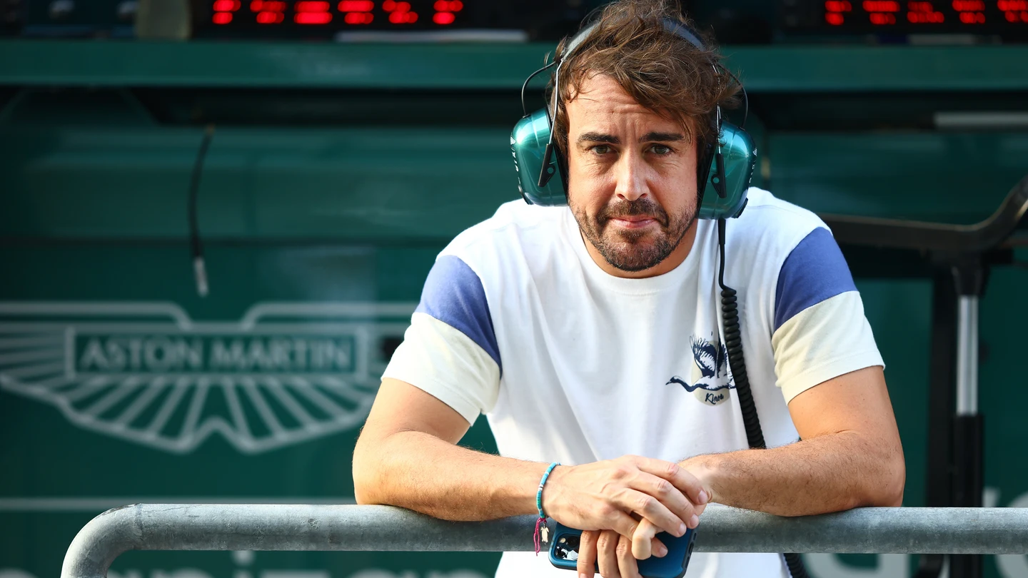 Fernando Alonso observando con espectación Fernando Alonso observando con espectación
