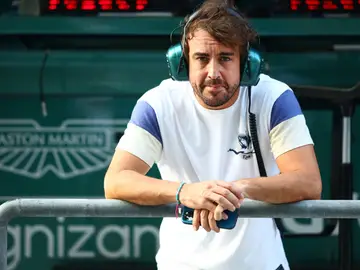 Fernando Alonso observando con espectación