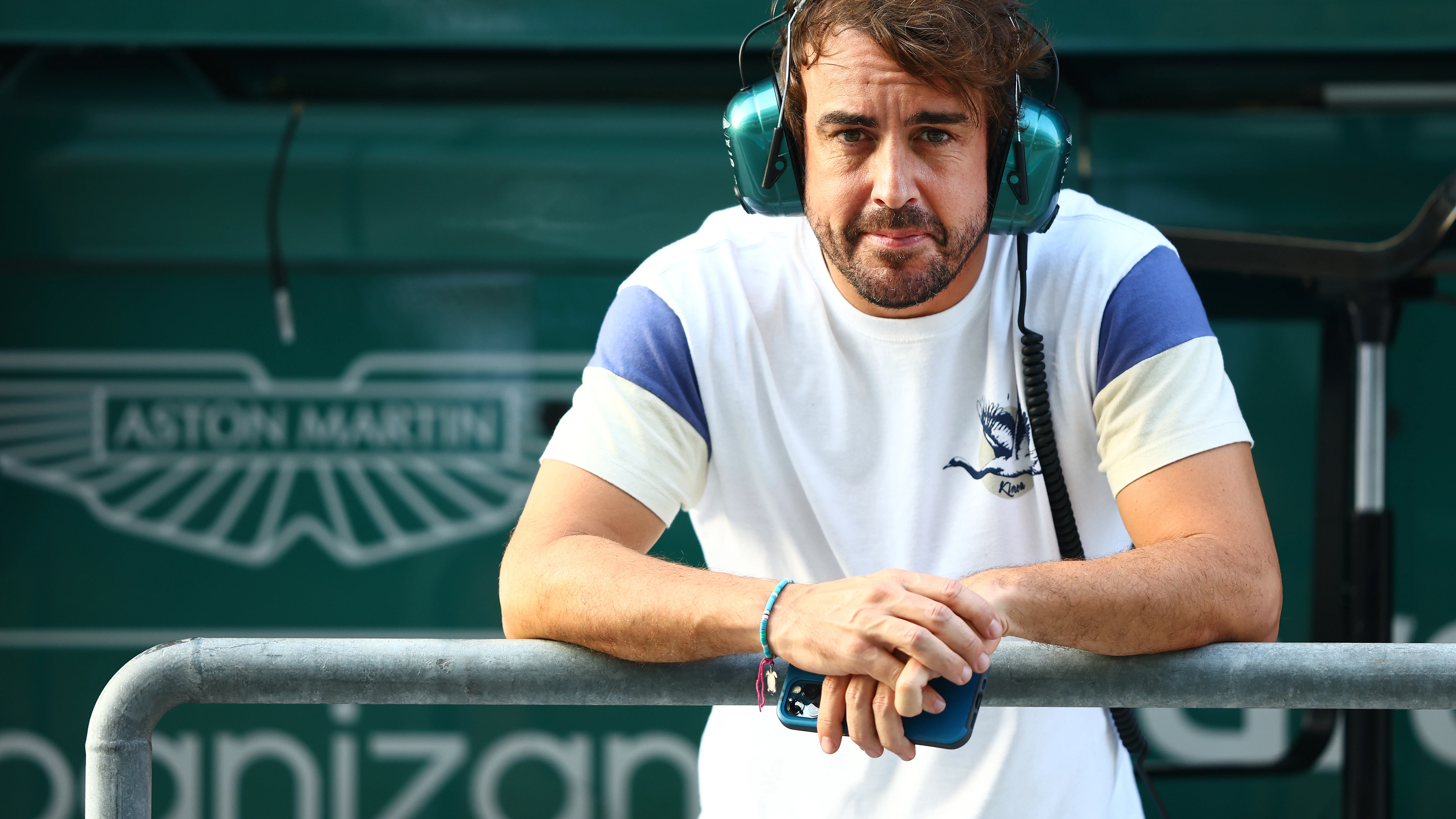 Fernando Alonso observando con espectación