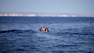 Imagen de archivo de un grupo de migrantes viajando por el Mar Mediterráneo 