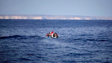 Imagen de archivo de un grupo de migrantes viajando por el Mar Mediterráneo en una pequeña barca pesquera.