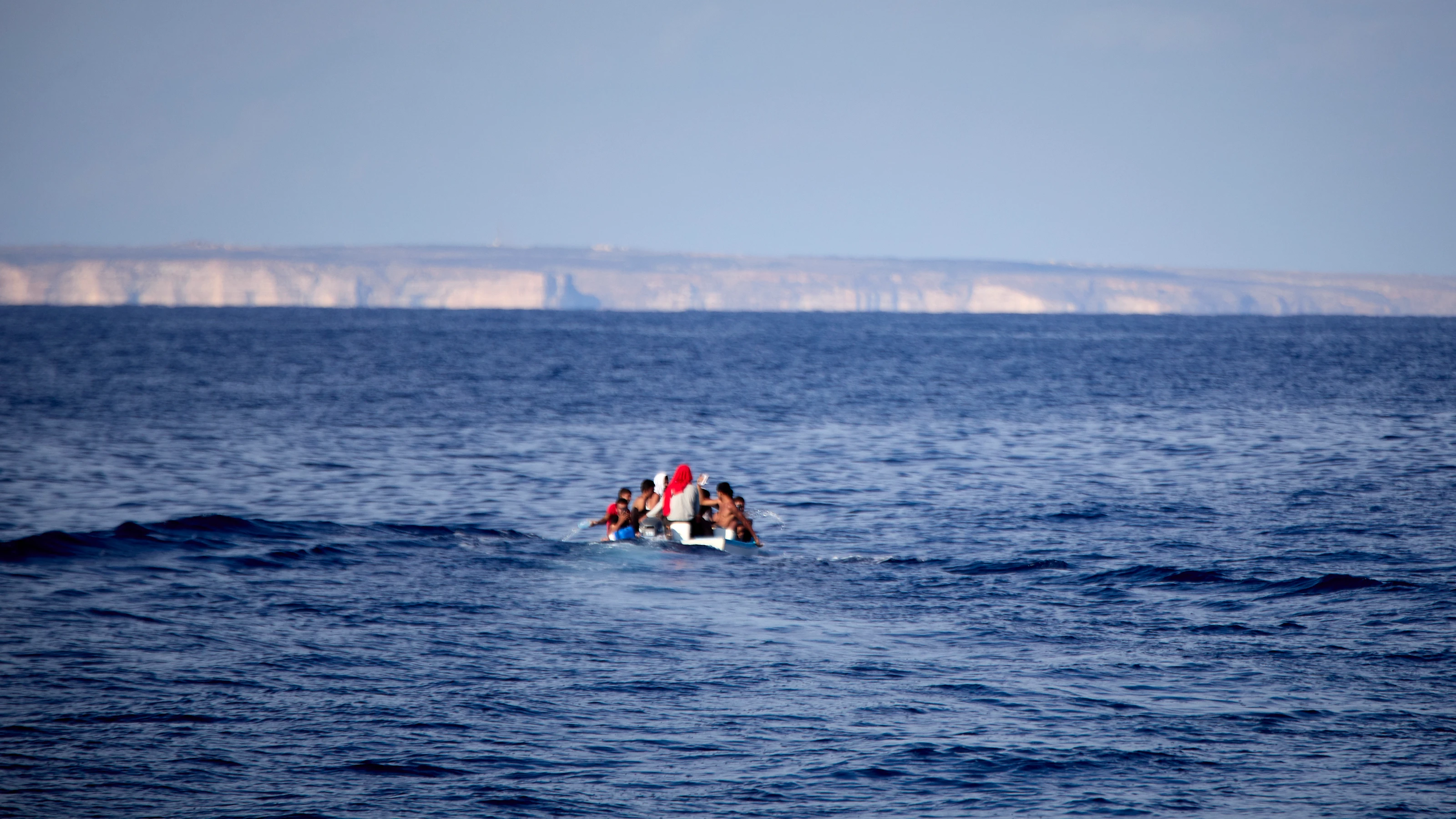 Imagen de archivo de un grupo de migrantes viajando por el Mar Mediterráneo 