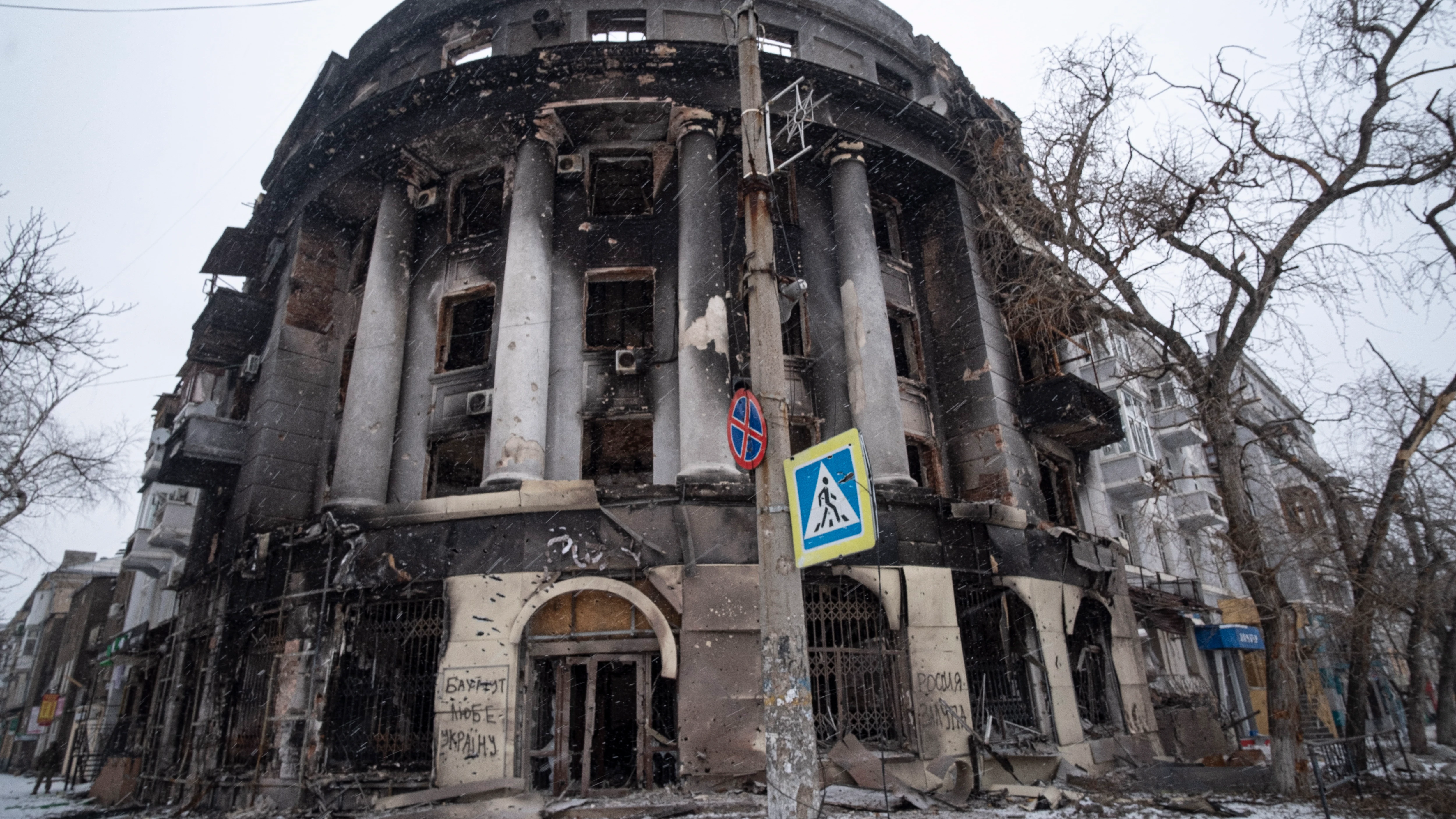 Un edificio bombardeado en Bajmut, Ucrania