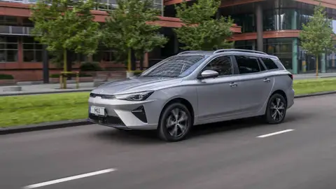 Por 25.280 euros y casi 500 litros de maletero, este eléctrico quiere ser la compra definitiva de febrero MG5