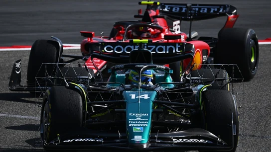 Fernando Alonso, delante de un Ferrari Fernando Alonso, delante de un Ferrari