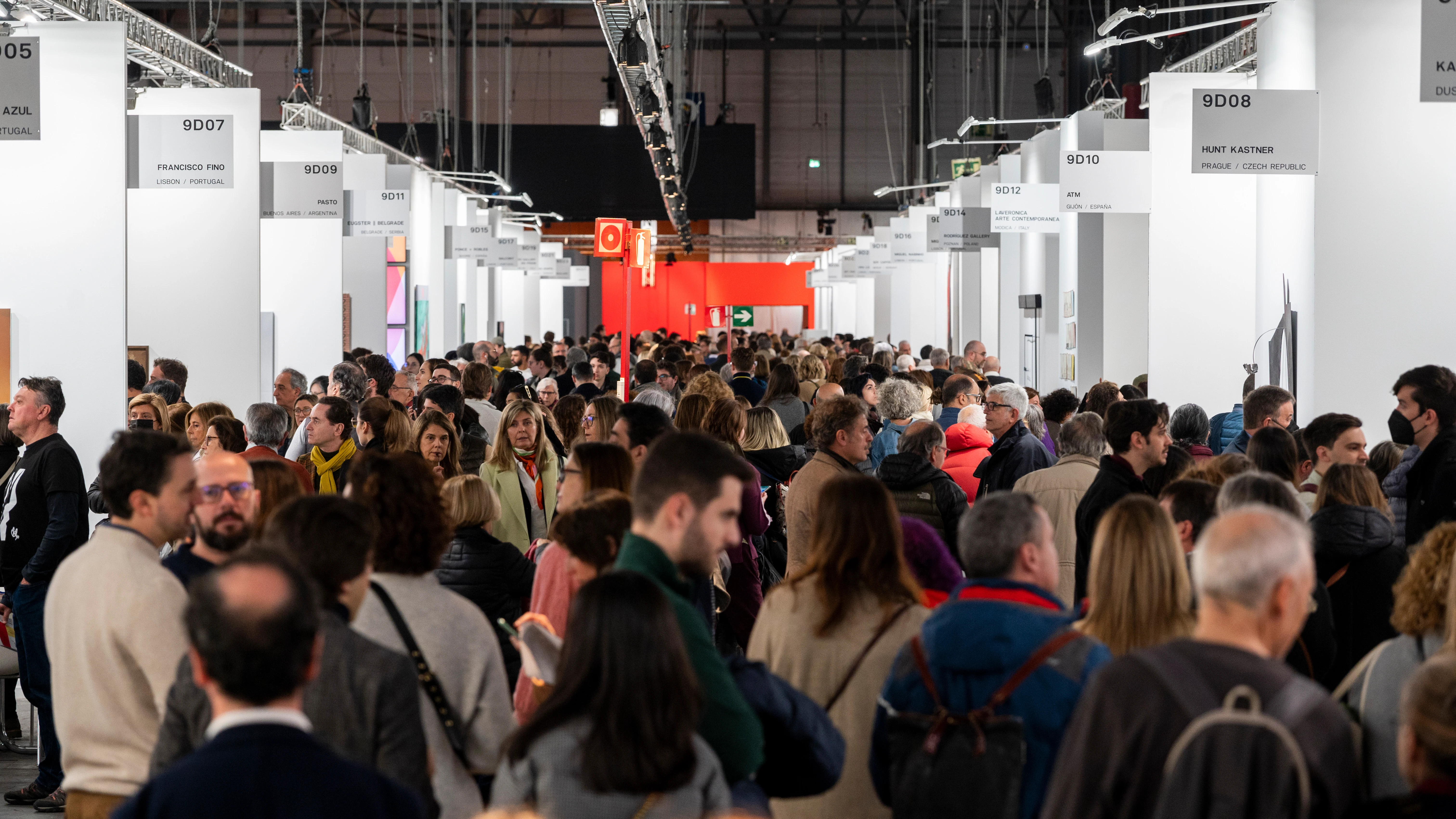 Cientos de personas visitan la feria ARCOmadrid 2023