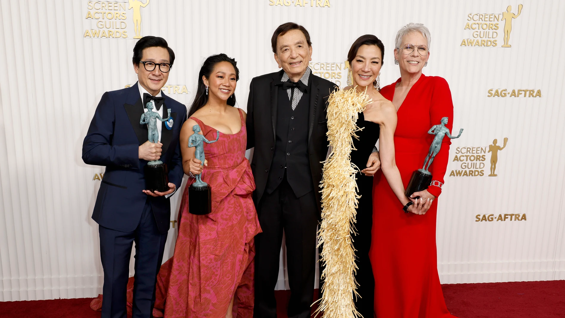 El elenco de Todo a la vez en todas partes, ganador de la noche de los SAG Awards 2023