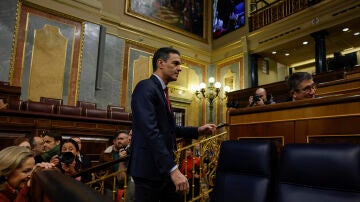 Imagen de archivo del presidente del Gobierno, Pedro Sánchez (c) durante el pleno del Congreso.