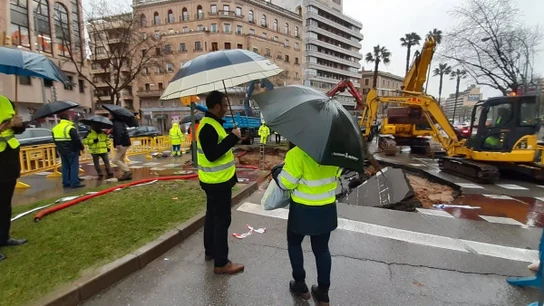 Aparece un socavón de ocho metros en las Avenidas de Palma a consecuencia de las fuertes lluvias Aparece un socavón de ocho metros en las Avenidas de Palma a consecuencia de las fuertes lluvias
