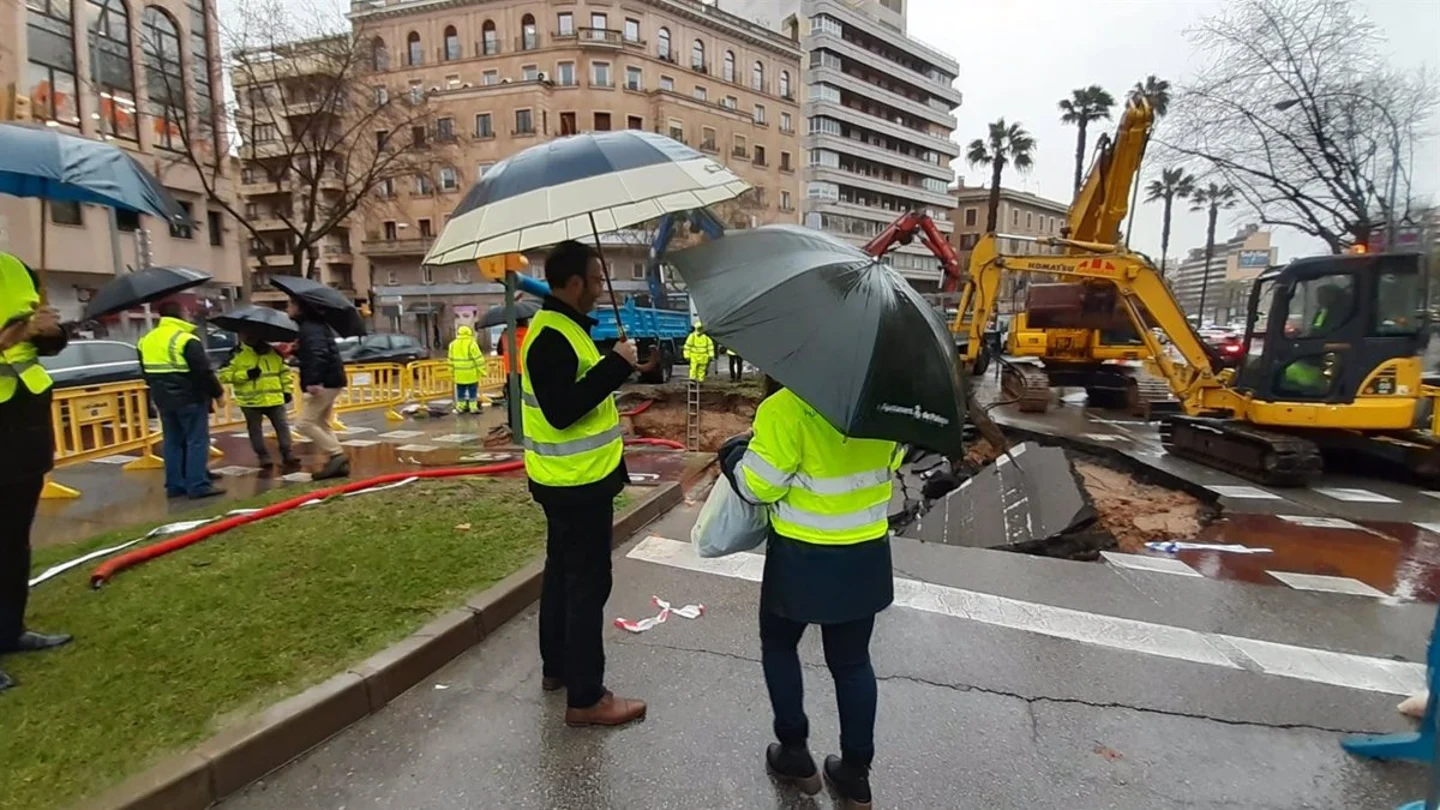 Aparece un socavón de ocho metros en las Avenidas de Palma a consecuencia de las fuertes lluvias Aparece un socavón de ocho metros en las Avenidas de Palma a consecuencia de las fuertes lluvias