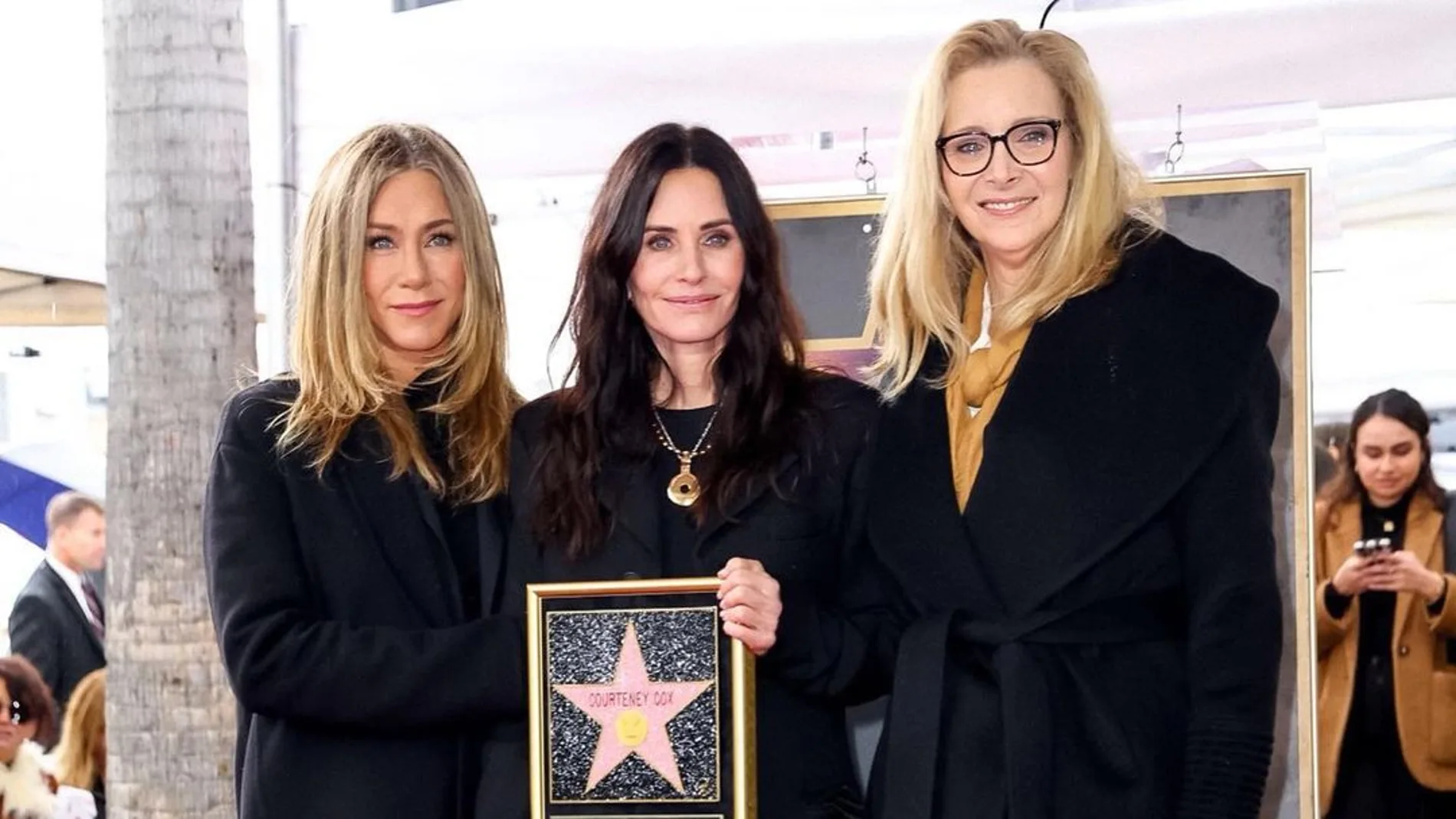 Jennifer Aniston y Lisa Kudrow han acompañado a Courteney Cox para destapar su estrella en Hollywood.