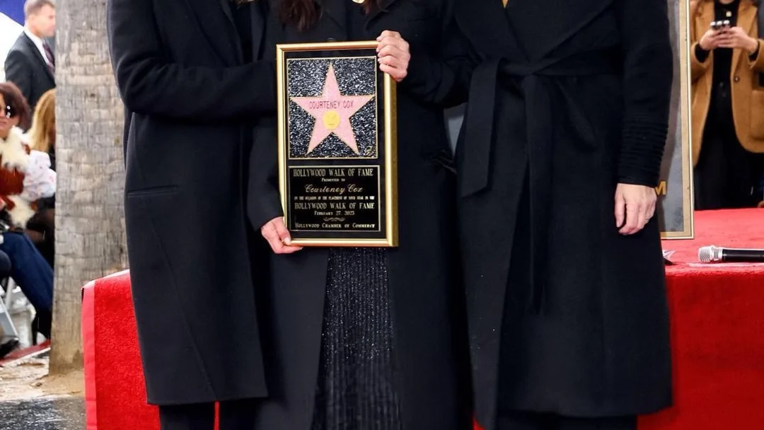 Jennifer Aniston y Lisa Kudrow han acompañado a Courteney Cox para destapar su estrella en Hollywood.