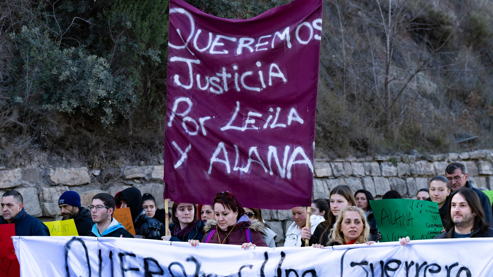 Familiares y amigos de las gemelas de Sallent (Barcelona), en una manifestación de la localidad en apoyo a la familia y contra el acoso