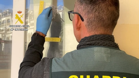 Un agente de la Guardia Civil tomando muestras Un agente de la Guardia Civil tomando muestras