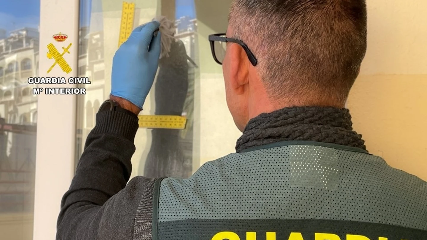 Un agente de la Guardia Civil tomando muestras Un agente de la Guardia Civil tomando muestras
