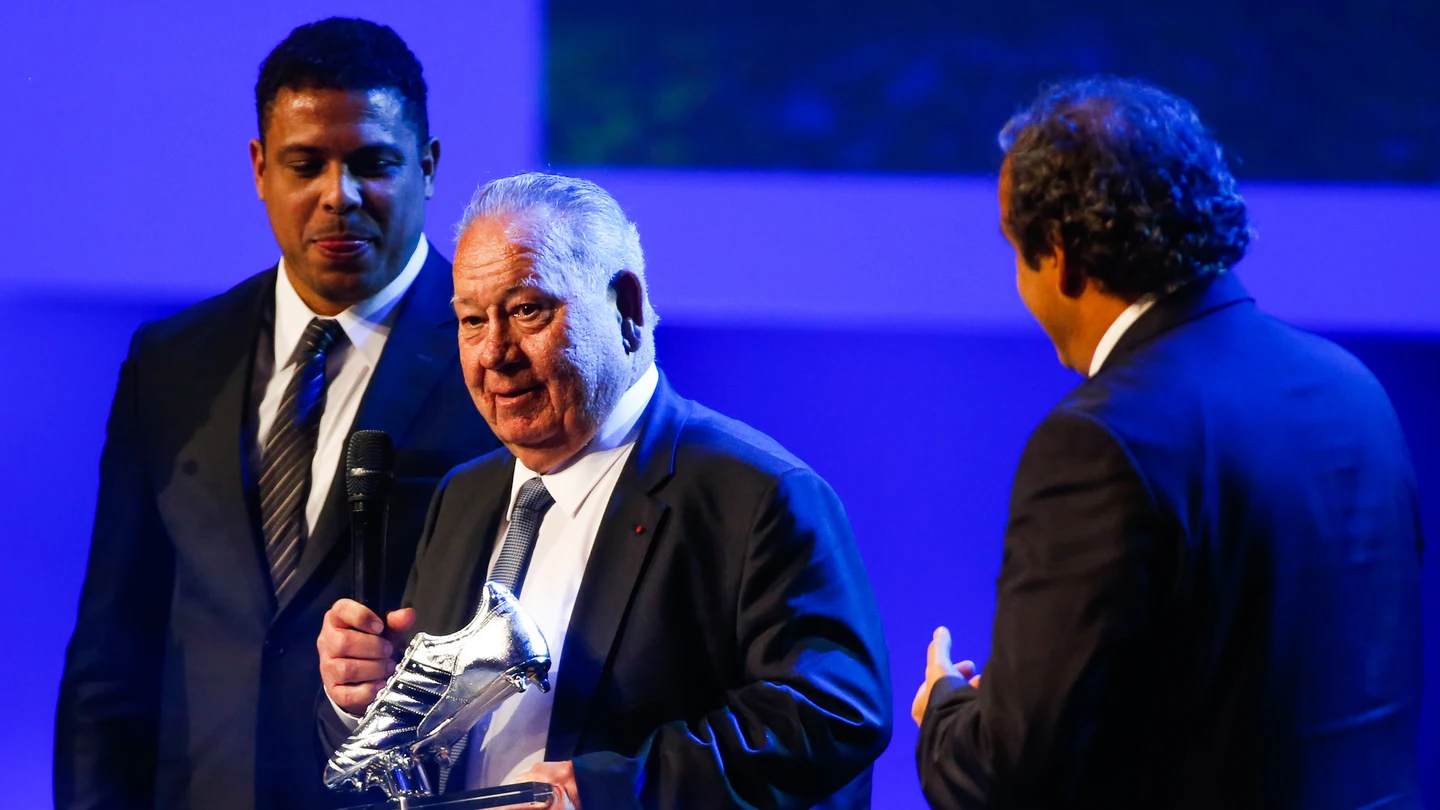 Just Fontaine recibe un premio en una gala de la FIFA Just Fontaine recibe un premio en una gala de la FIFA