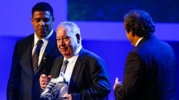 Just Fontaine recibe un premio en una gala de la FIFA