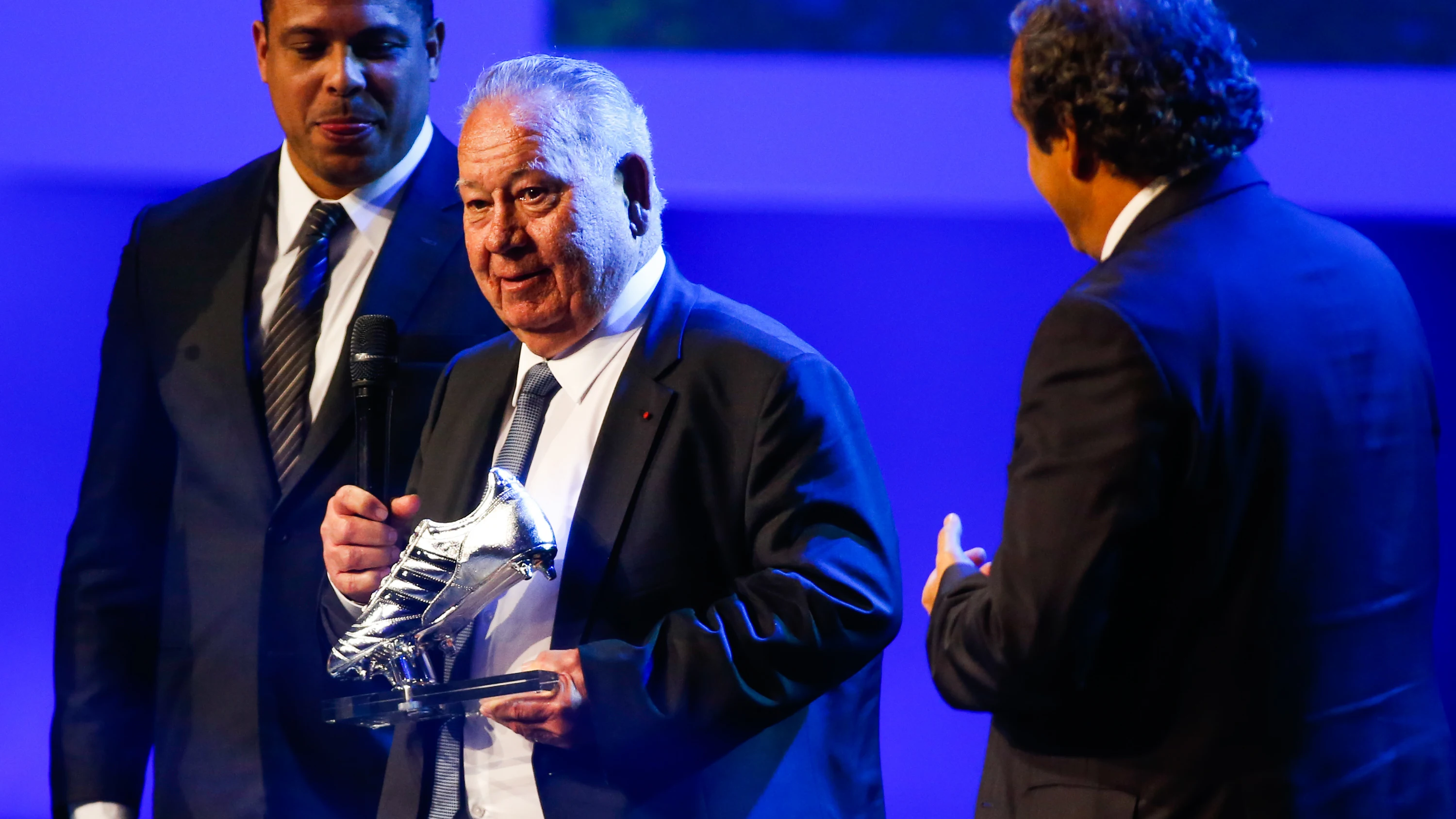 Just Fontaine recibe un premio en una gala de la FIFA