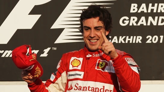 Fernando Alonso celebrando su victoria en Baréin en la carrera que debutaba con Ferrari Fernando Alonso celebrando su victoria en Baréin en la carrera que debutaba con Ferrari
