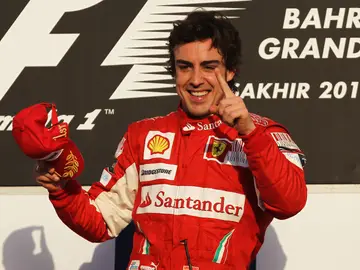 Fernando Alonso celebrando su victoria en Baréin en la carrera que debutaba con Ferrari