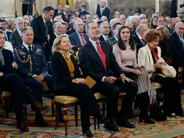 El rey Felipe VI (c-i) y la reina Letizia (c-d) junto a la vicepresidenta primera del Gobierno y ministra de Economía Nadia Calviño (3i) durante el acto de presentación pública del Portal digital "Historia Hispánica” de la Real Academia de la Historia en el Palacio Real El rey Felipe VI (c-i) y la reina Letizia (c-d) junto a la vicepresidenta primera del Gobierno y ministra de Economía Nadia Calviño (3i) durante el acto de presentación pública del Portal digital "Historia Hispánica” de la Real Academia de la Historia en el Palacio Real