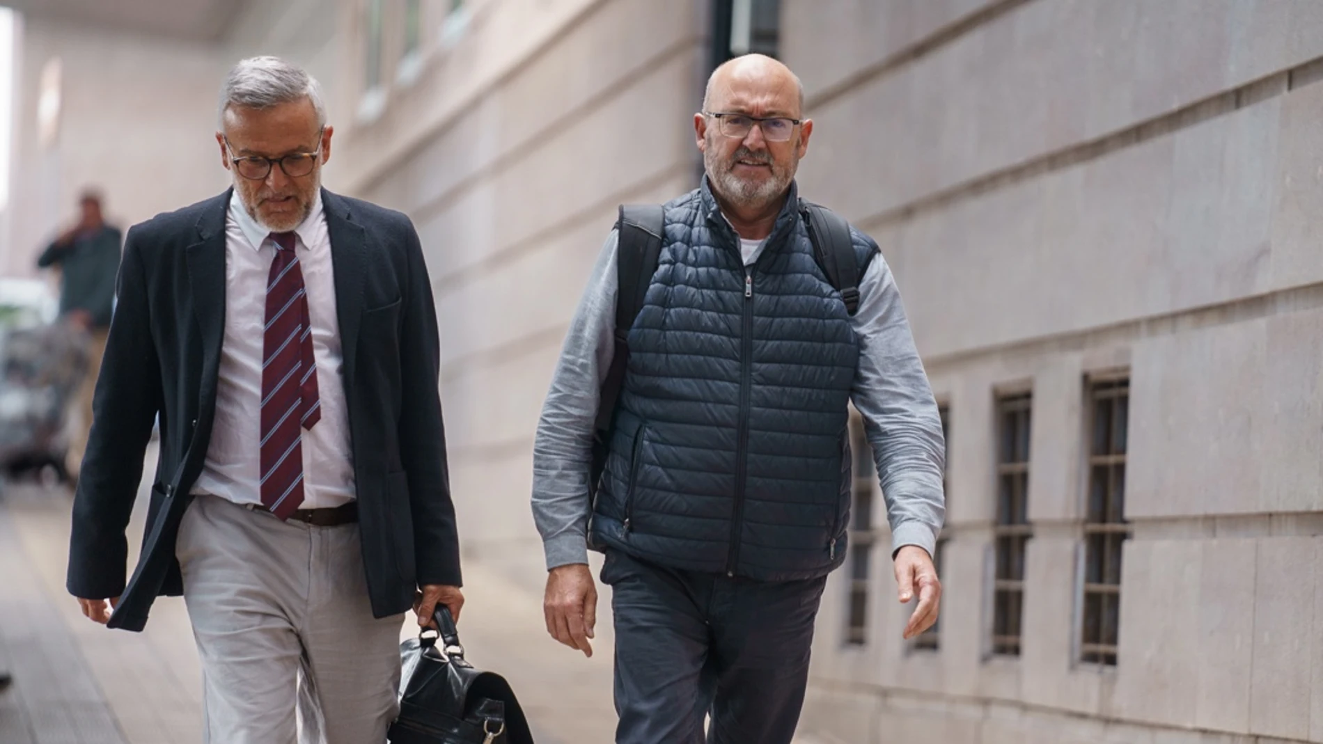 Imagen de hace unos días del exdiputado nacional del PSOE Juan Bernardo Fuentes (d) junto a su abogado Raúl Miranda