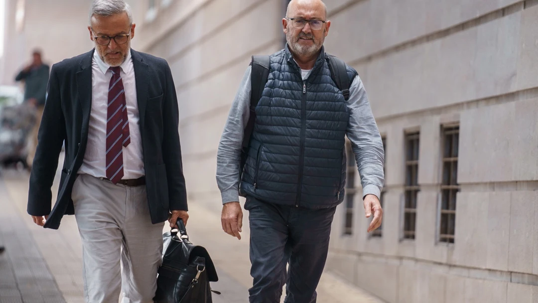 Imagen de hace unos días del exdiputado nacional del PSOE Juan Bernardo Fuentes (d) junto a su abogado Raúl Miranda