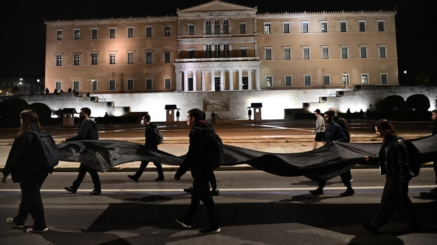 Estudiantes universitarios marchan por Atenas para protestar. Estudiantes universitarios marchan por Atenas para protestar.