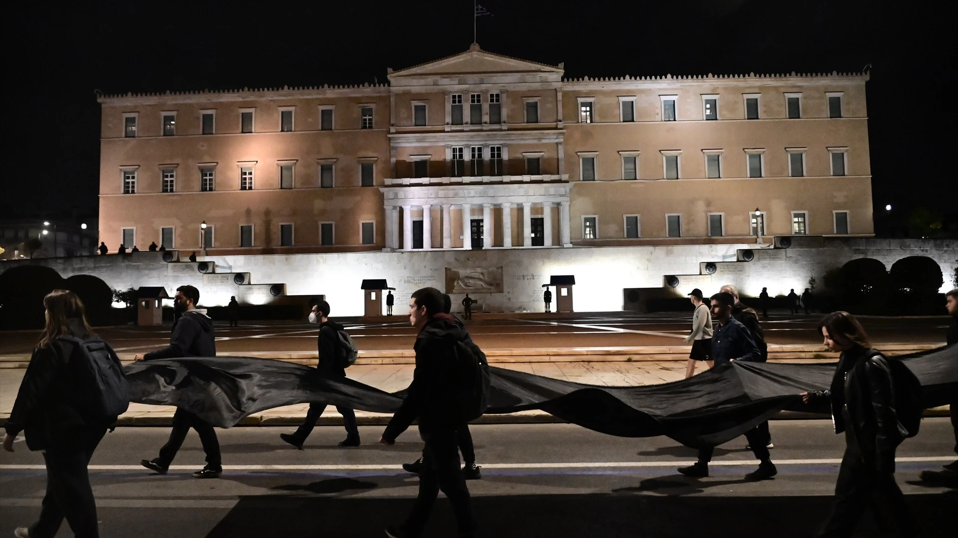 Estudiantes universitarios marchan por Atenas para protestar.