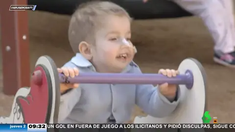 Un niño de 3 años que padece una enfermedad rara consigue caminar gracias a un tratamiento pionero en España