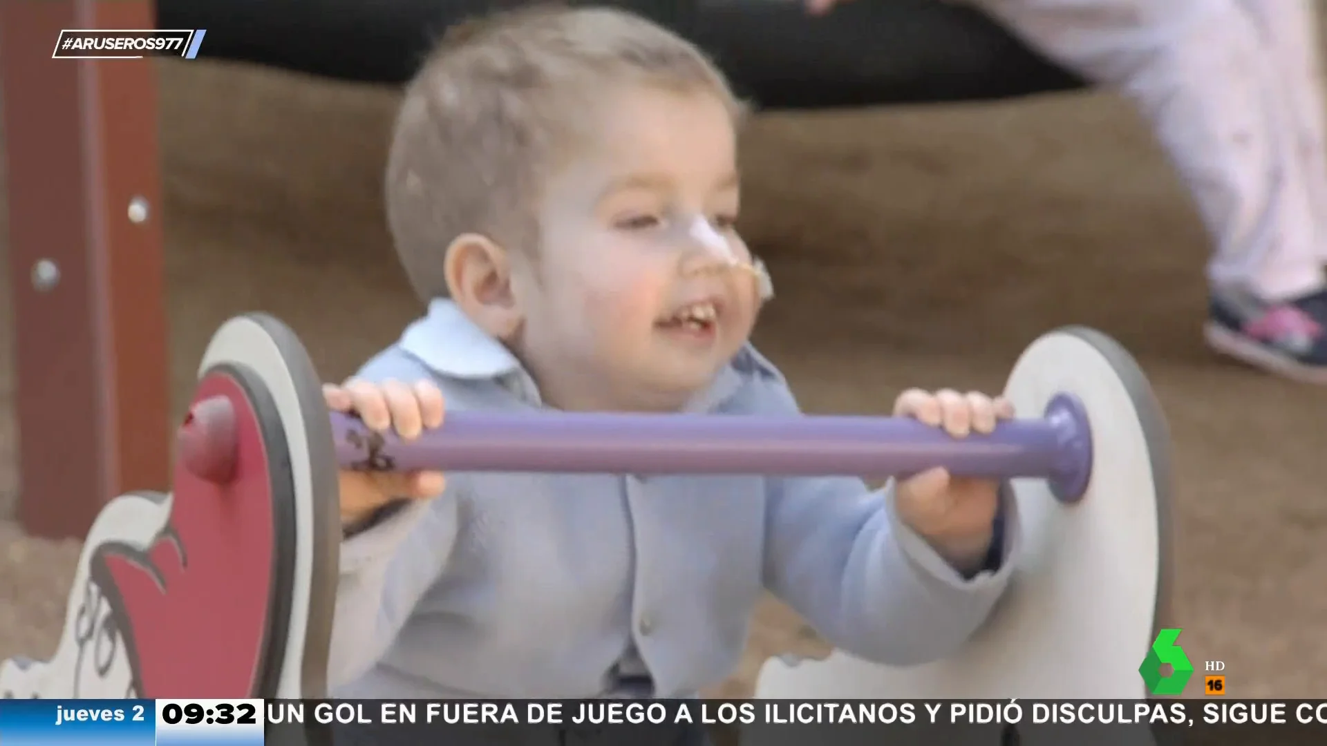 Un niño de 3 años que padece una enfermedad rara consigue caminar gracias a un tratamiento pionero en España