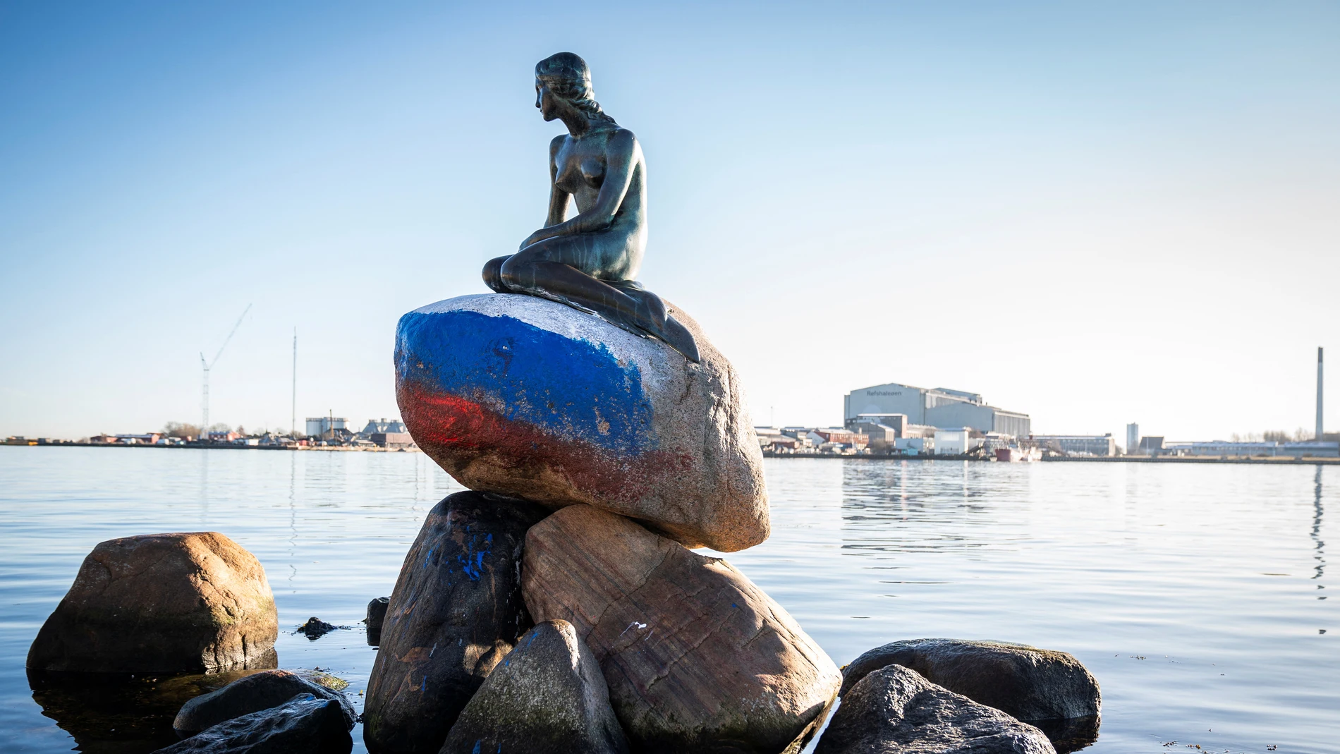 La Sirenita de Copenhague amanece pintada con los colores de la bandera rusa