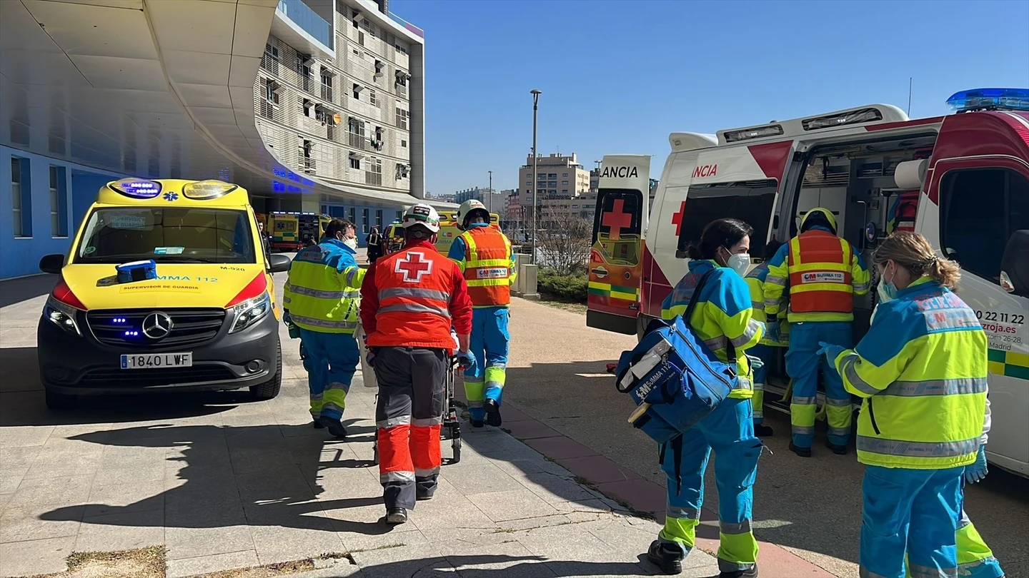 Dos jóvenes graves tras caer desde seis metros Dos jóvenes graves tras caer desde seis metros