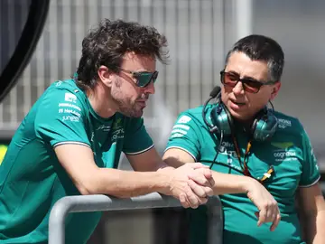  Fernando Alonso concentrado junto a su ingeniero